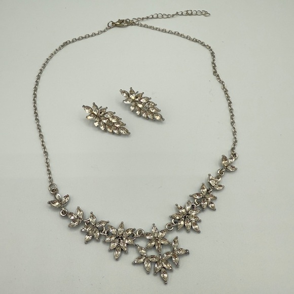 Elegant Silver Floral Necklace and Earring Set - Picture 1 of 11